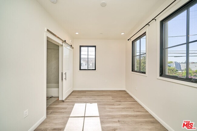 Building Photo - 951 S Wilton Pl