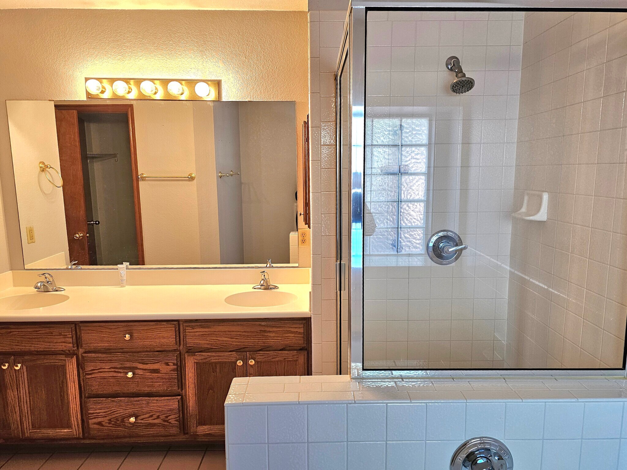 Master Bedroom Wash basin & Shower - 5704 SE 87th St