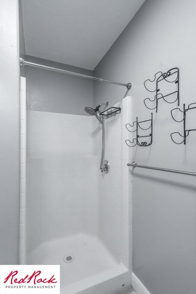 Building Photo - Ground-Level 2 Bedroom Condo. Pet Friendly!