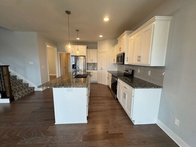 Building Photo - Luxury 5BR 4 BA Home w/ Pool and Clubhouse Access in GREAT location!