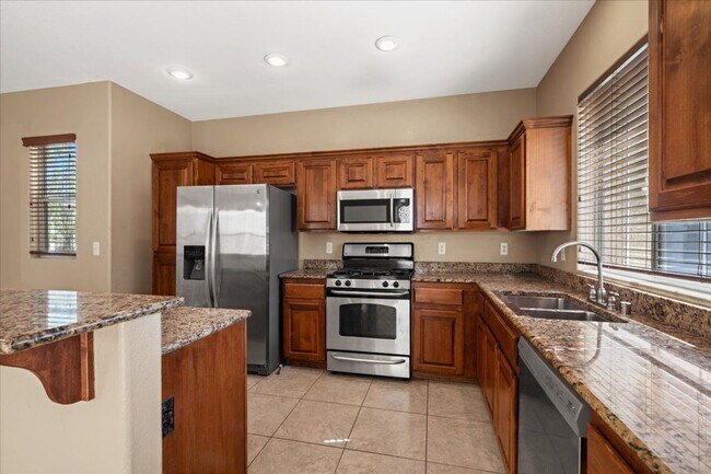 Building Photo - Spacious 3 bth Upstairs Plus Loft Bedroom, New Floors, New paint, No Carpet