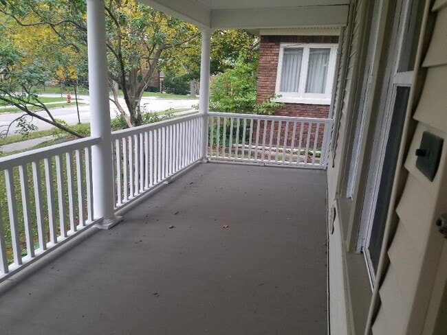 Building Photo - 522 W Maple Ave