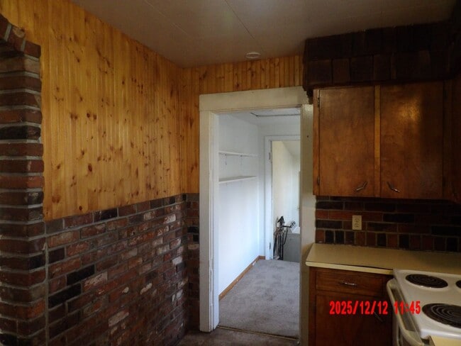 Building Photo - 2 Full Bedroom House with TWO BONUS rooms!