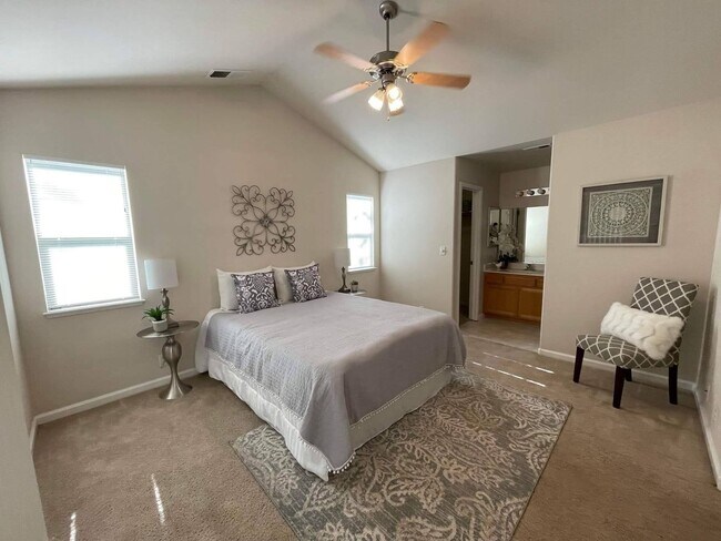Building Photo - Beautiful 3 Bedroom Home with Vaulted Ceilings, Washer & Dryer Included