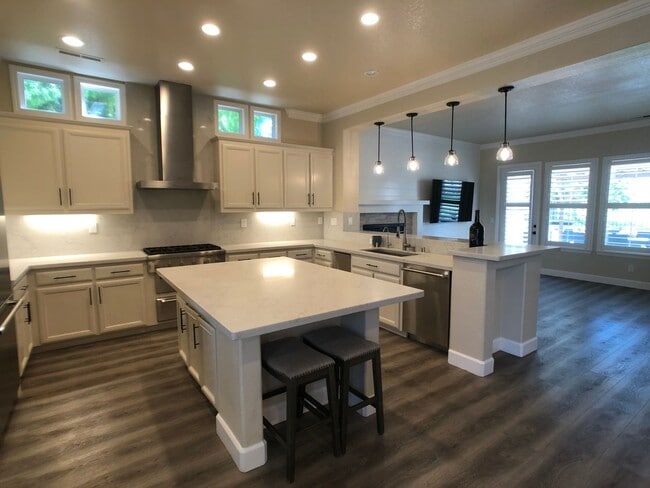 Building Photo - Stunning Eagle Ridge Home