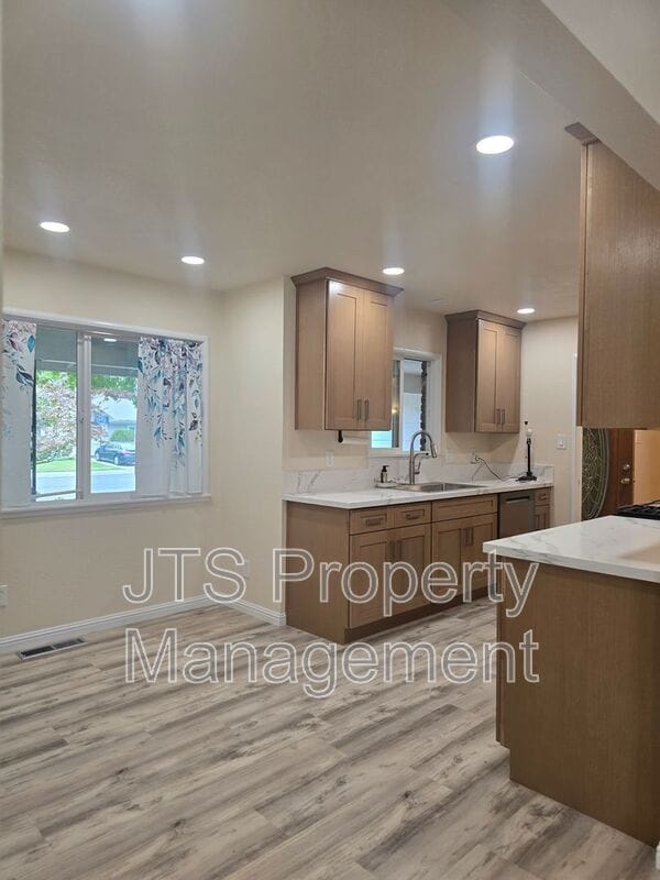 Building Photo - 1033 Woodshire Way