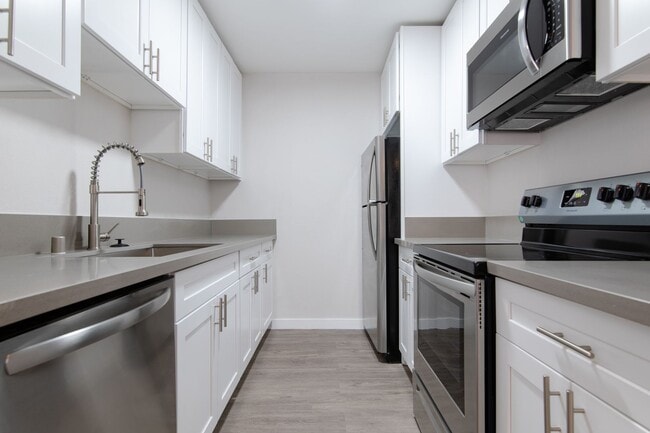 Interior Photo - 980 Menlo Avenue