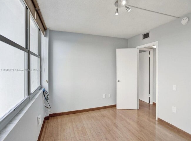 Building Photo - $2,900MONTHLY;11930 N BAYSHORE DR #601 NOR...