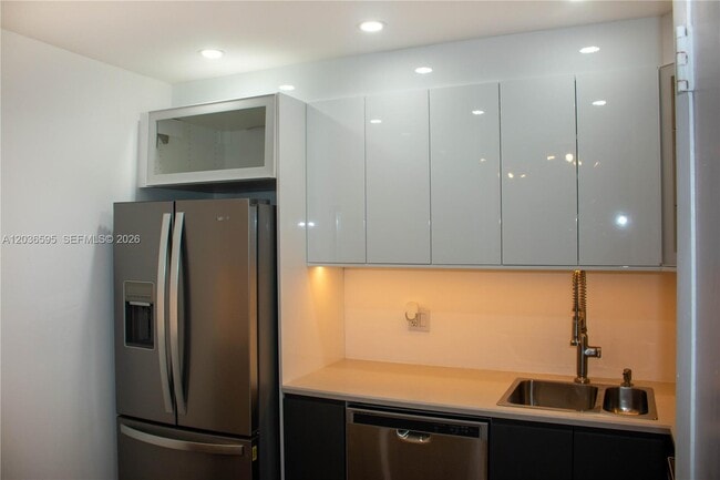 Building Photo - 4164 Inverrary Dr