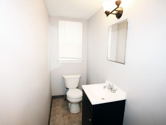 Building Photo - 4 Bedroom - 1.5 Bath Colonial available fo...
