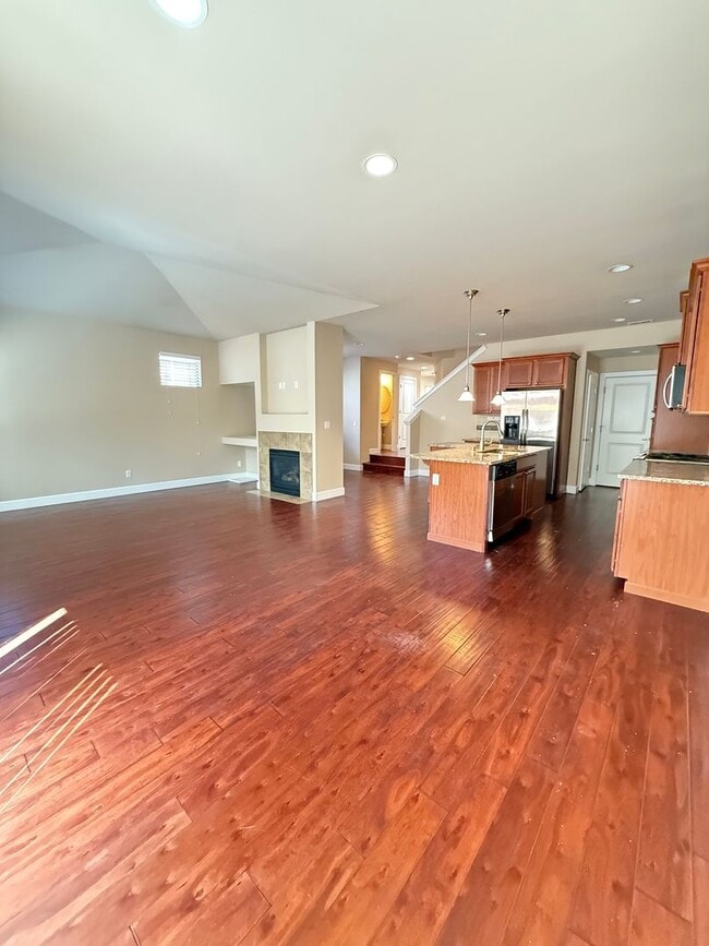 Building Photo - New! 3BD/2.5BTH Modern Townhouse in Greekb...