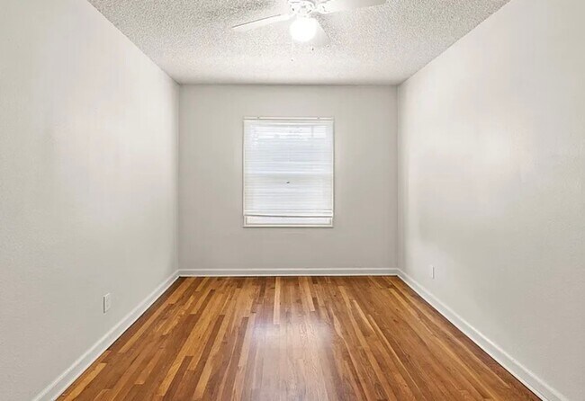 Building Photo - $500 Move-In Bonus – Modern One Bedroom in Overlook