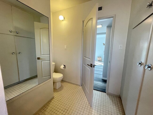 Building Photo - AVAILABLE NOW!!! Charming 1 Bed / 1 Bath apartment in PALM SPRINGS!