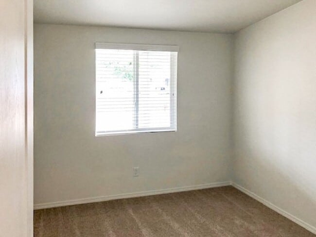 Building Photo - Newer home for rent on large lot!