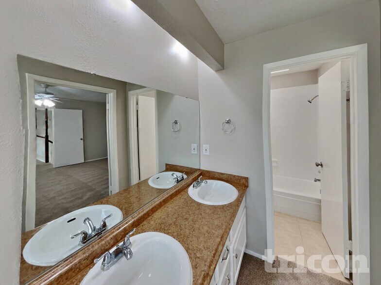 Building Photo - 8522 Lake Crystal Dr