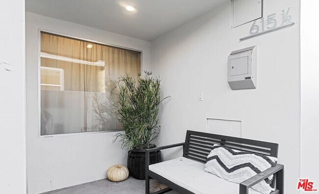 Building Photo - 615 6th Ave