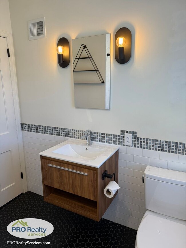 Building Photo - 2 Bedroom Upper Level Duplex Unit