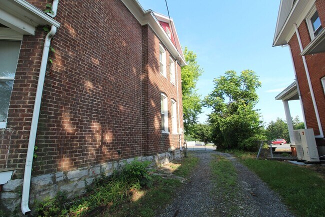 Building Photo - 263 Old South High St