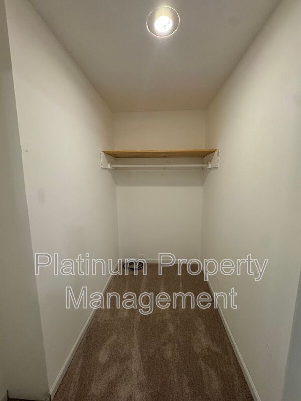Building Photo - 270 Splitwood Ln
