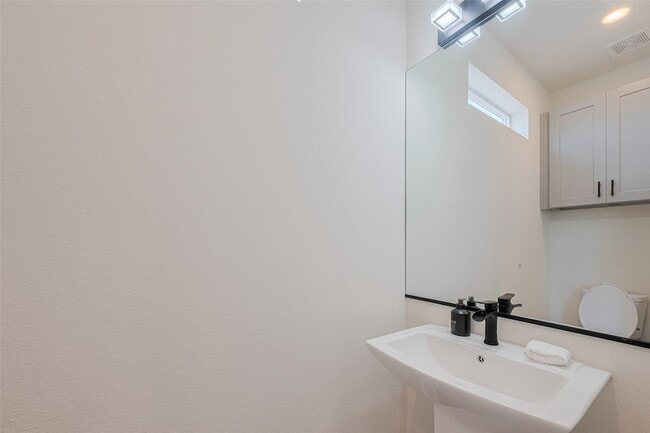 Building Photo - 2909 Nagle St