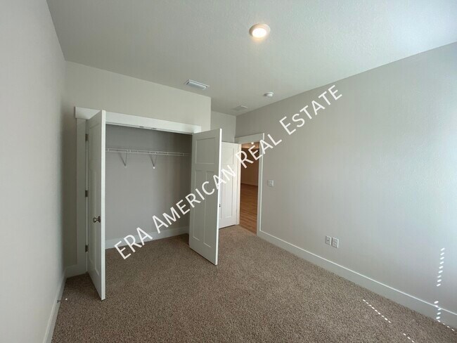 Building Photo - 3398 Southwind Dr