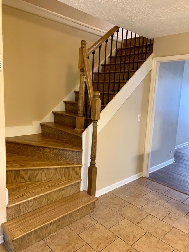 Building Photo - 2 Bedroom 1.5 Bath Duplex near Dan Mills i...