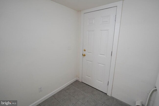 Building Photo - 231 Newton St