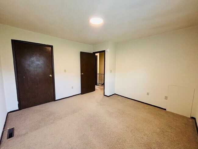 Building Photo - 2 Bedroom, 1.5 Bath Townhouse