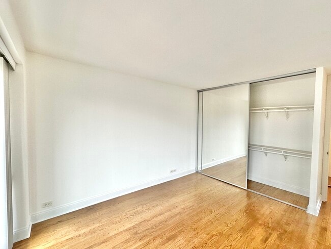 Building Photo - 1960 N Lincoln Park W