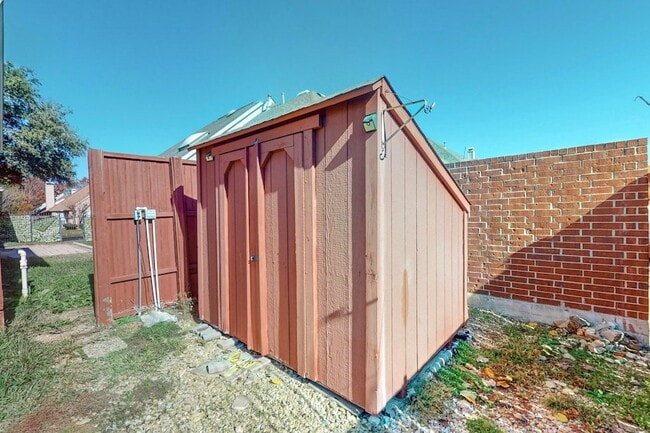 Building Photo - 2710 Mum Dr