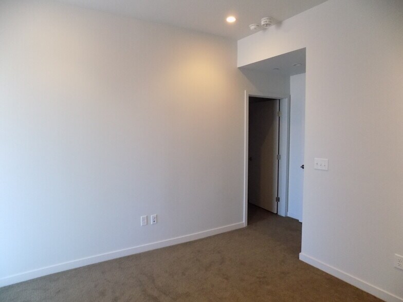 Private Bedroom - 1300 N Ogden St
