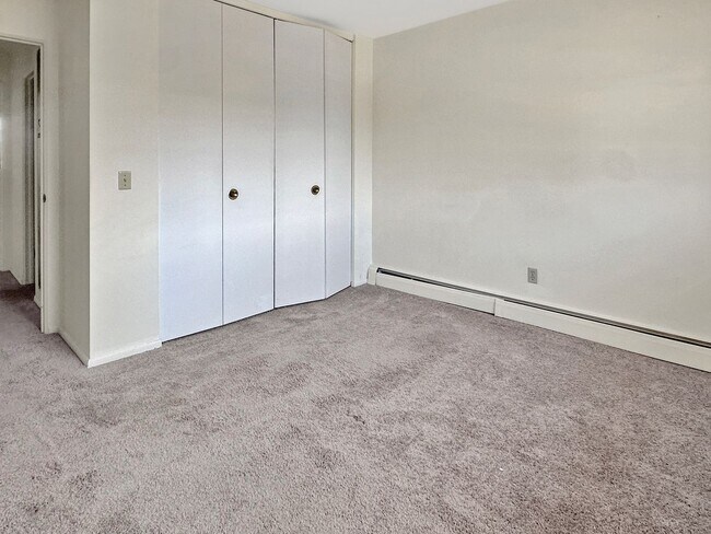 Building Photo - 2833 S Burdick St