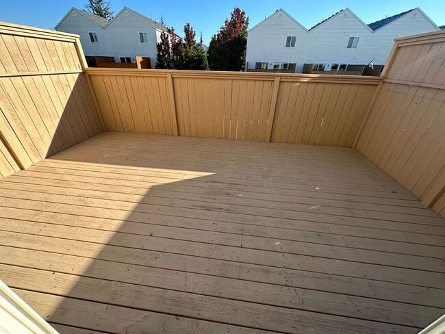 Building Photo - Spacious 2 bed/2.5 bath with bonus room townhome off Road 68