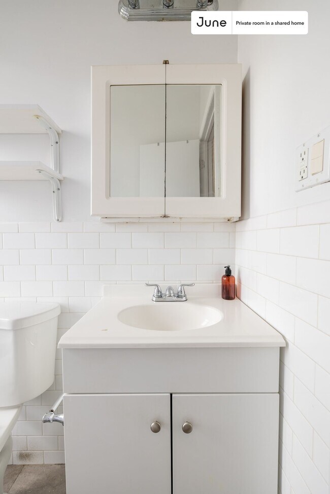 Building Photo - Room in Shared 2 bed/1 bath home in Crown Heights