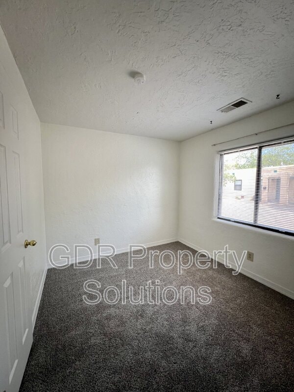 Building Photo - 3529 Ross Ave SE