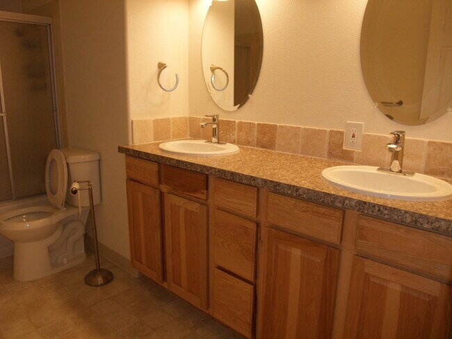 Building Photo - Very Nice Clean Updated Home in Lebanon