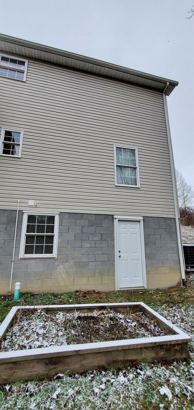 Building Photo - 172 Beth Ln