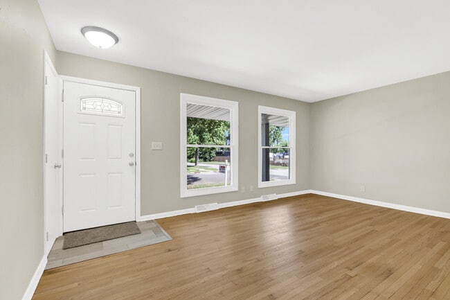 Building Photo - 834 Harding Ave