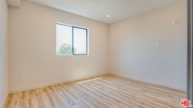 Building Photo - 1540 S Hayworth Ave