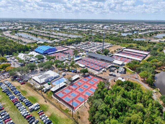 Building Photo - Seasonal 3-Bed First Floor Condo Rental in the Heart of Naples