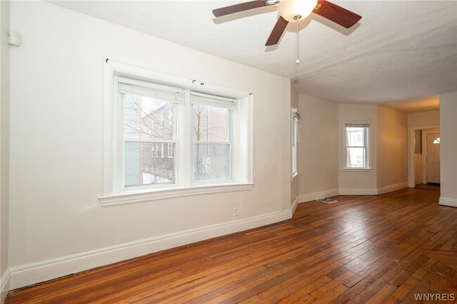 Building Photo - 11 Hoyt St