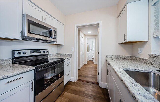 Building Photo - 1310 Robin Hood Ln