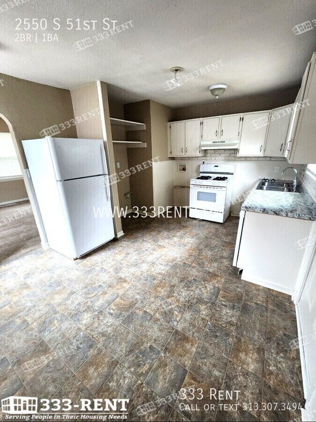 Building Photo - 2550 S 51st St