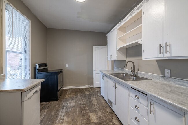 Building Photo - 3 Bedroom Midtown Home!