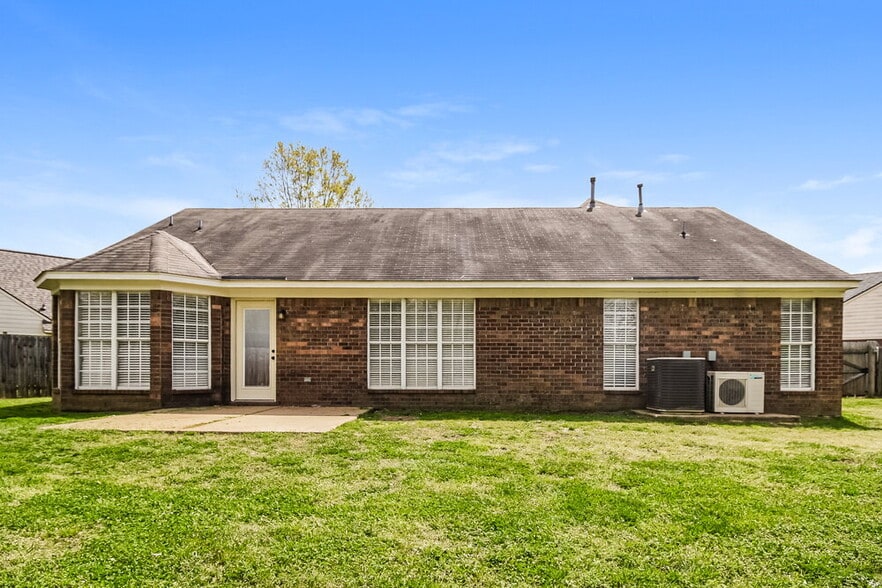 Building Photo - 8161 Loden Cove