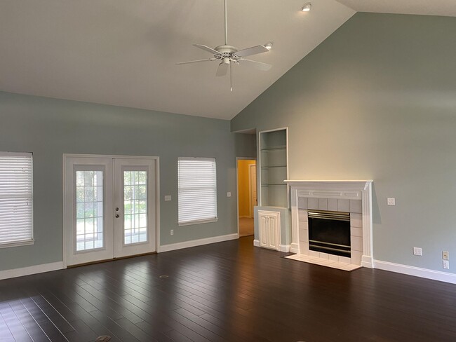 Building Photo - 2020 Plantation Oaks Dr