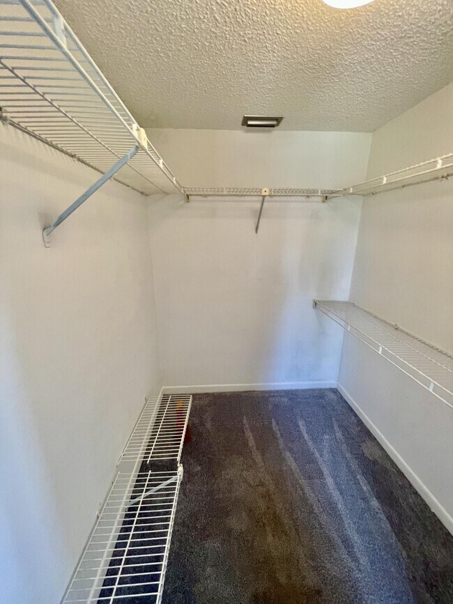 Building Photo - 7070 Golf Colony Ct