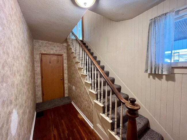 Building Photo - 911 N Center St