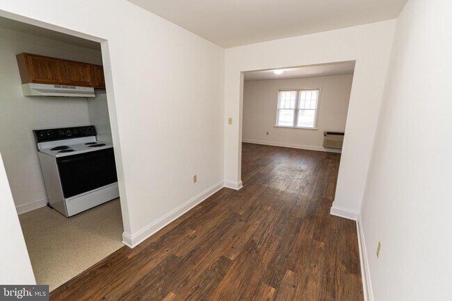 Building Photo - 802 Travers St