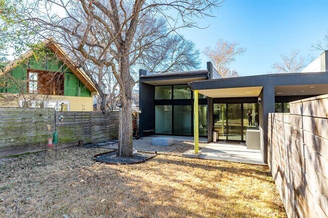 Building Photo - 3305 Garden Villa Ln
